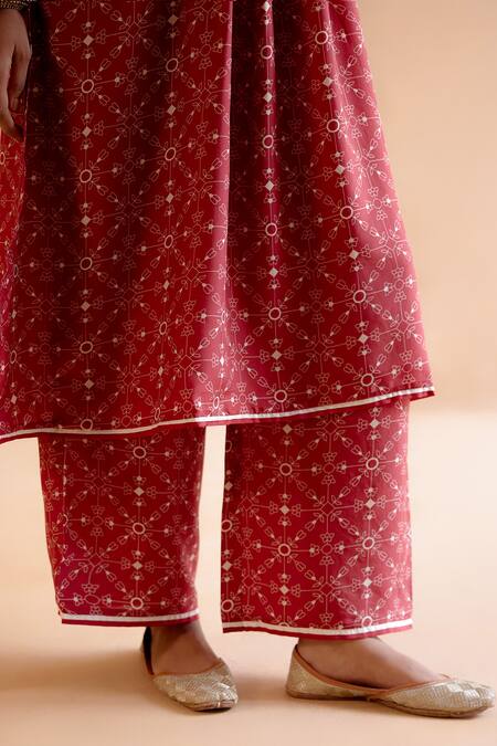 Amisha Kothari_Red Silk Embroidery Round Neck Yamini Digital Print Kurta And Pant Set _at_Aza_Fashions