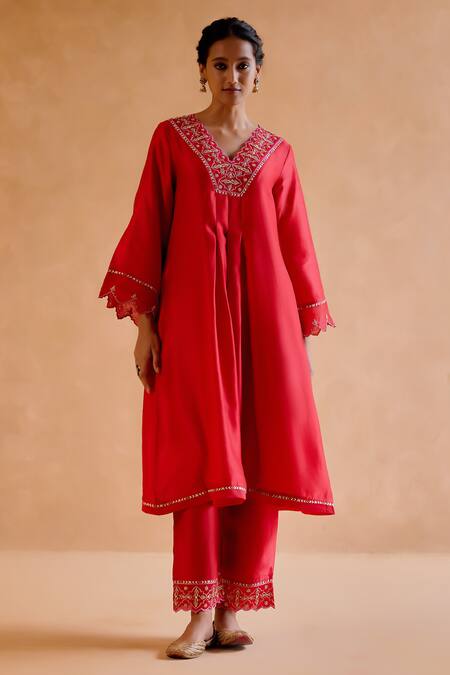Amisha Kothari_Red Chanderi , Organza Embroidery, Cut Work V-neck Kurta Pant Set _Online_at_Aza_Fashions