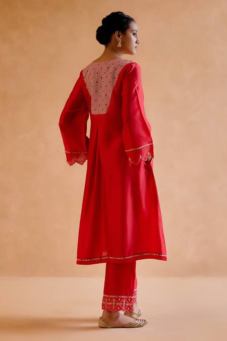 Buy_Amisha Kothari_Red Chanderi , Organza Embroidery, Cut Work V-neck Kurta Pant Set _Online_at_Aza_Fashions