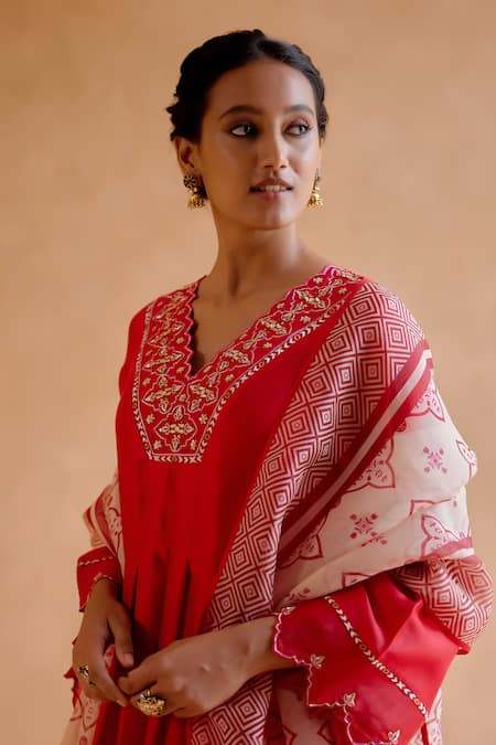 Buy_Amisha Kothari_Red Chanderi , Organza Embroidery, Cut Work V-neck Kurta Pant Set 