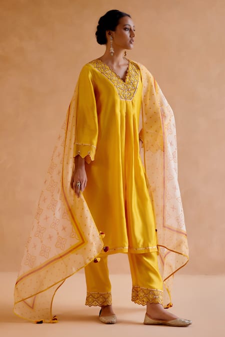 Amisha Kothari Yellow Chanderi Silk Embroidered Zardosi V Neck Kurta Pant Set 