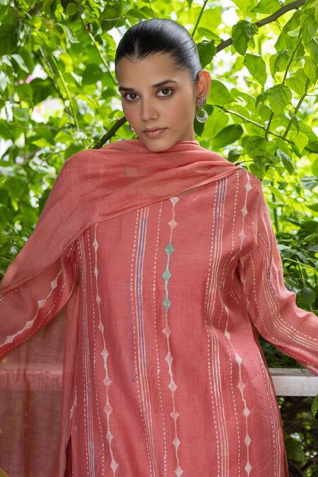 Buy_Vaayu_Pink Cotton, Muslin Embroidery, Lace Round Neck Linear Print Kurta Pant Set