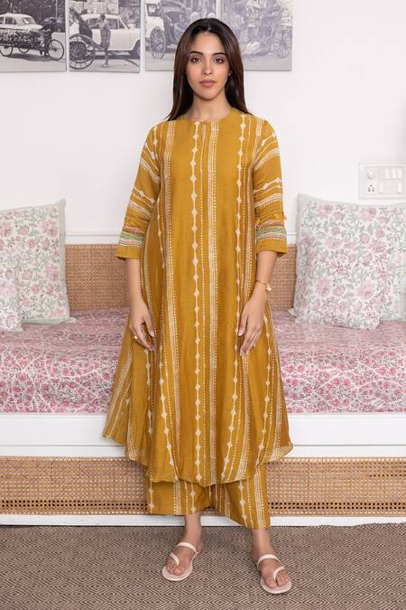 Vaayu_Yellow Cotton, Muslin Tassels Round Neck Linear Print Kurta With Pant_Online_at_Aza_Fashions