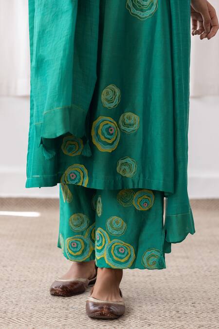 Buy_Vaayu_Green Cotton, Muslin Embroidery, Applique Round Scattered Flower Kurta Pant Set_Online_at_Aza_Fashions