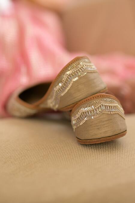 Coral Haze Gold 3d Sequins Chamak Embroidered Juttis Online at Aza Fashions Coral Haze_Gold 3d Sequins Chamak Embroidered Juttis _Online_at_Aza_Fashions