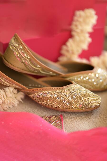 Coral Haze Gold Nazaara Embroidered Juttis at Aza Fashions Coral Haze_Gold Nazaara Embroidered Juttis _at_Aza_Fashions