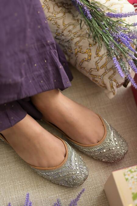 Coral Haze Zevar Hand Embroidered Juttis 