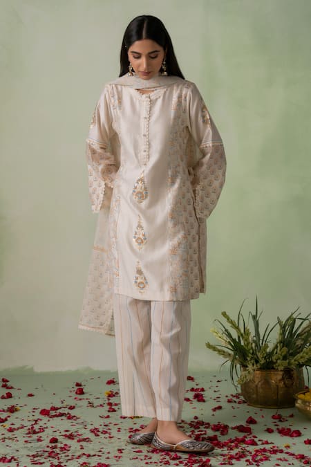 VARUN CHHABRA Ivory Kurta Chanderi Lined With Mul Cotton Block Printed Silk Set 