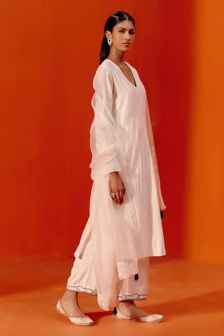 Devnaagri Ivory , Chanderi, Organza Dori And Patra Work Kurta Palazzo Set Online at Aza Fashions Devnaagri_Ivory , Chanderi, Organza Dori And Patra Work Kurta Palazzo Set _Online_at_Aza_Fashions