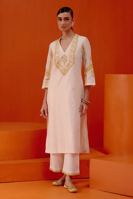 Devnaagri Ivory Chanderi, Silk Organza Tassels, Embroidery Dori Kurta Set With Dupatta Online at Aza Fashions Devnaagri_Ivory Chanderi, Silk Organza Tassels, Embroidery Dori Kurta Set With Dupatta _Online_at_Aza_Fashions