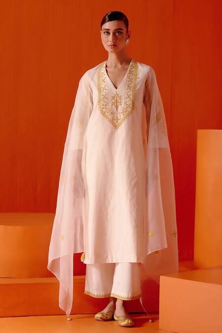 Buy Devnaagri Ivory Chanderi, Silk Organza Tassels, Embroidery Dori Kurta Set With Dupatta Online at Aza Fashions Buy_Devnaagri_Ivory Chanderi, Silk Organza Tassels, Embroidery Dori Kurta Set With Dupatta _Online_at_Aza_Fashions