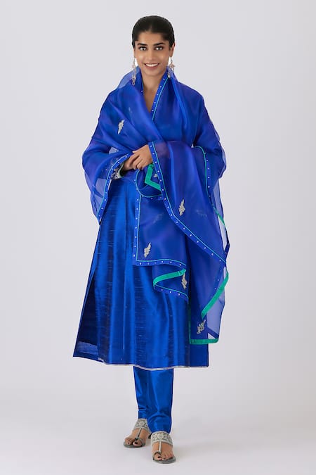 Shimai Jayachandra_Blue Silk Embroidery V-neck Kurta And Pant Set _Online_at_Aza_Fashions