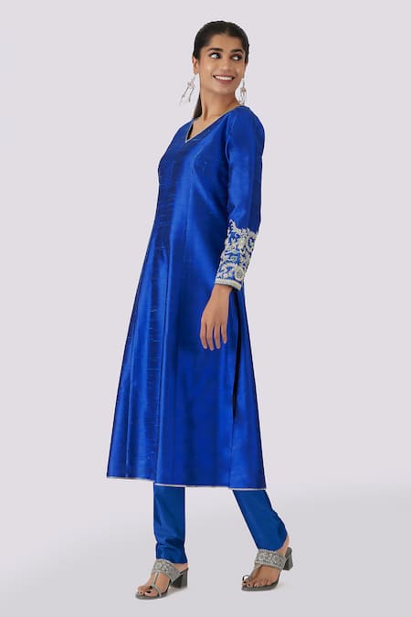 Buy_Shimai Jayachandra_Blue Silk Embroidery V-neck Kurta And Pant Set _Online_at_Aza_Fashions