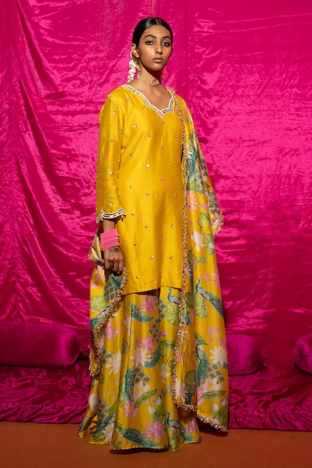 Buy_Chrkha_Yellow Silk, Linen, Pearls, Sequins, Embroidery Kurta Set _Online_at_Aza_Fashions