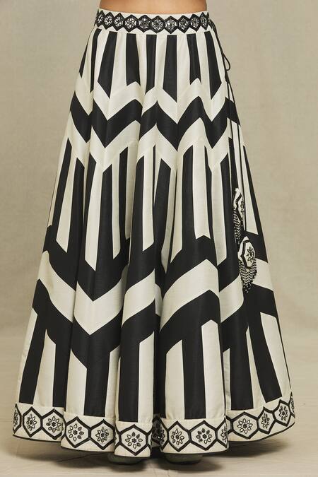 Vandana Sethi Black Silk Mirrors, Piping V-neck Pipe And Embroidered Blouse Lehenga Set at Aza Fashions Vandana Sethi_Black Silk Mirrors, Piping V-neck Pipe And Embroidered Blouse Lehenga Set _at_Aza_Fashions