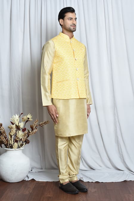 Arihant Rai Sinha_Yellow Cotton Embroidery Flora Diamond Nehru Jacket _at_Aza_Fashions