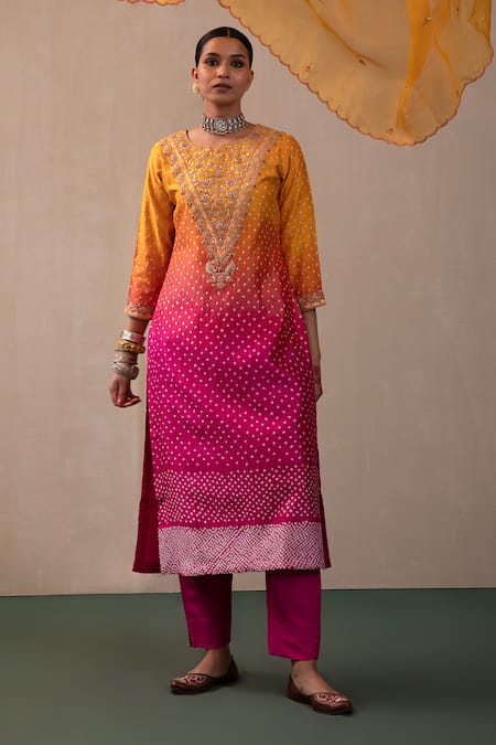 Pink City By Sarika Pink Organza, Mohair Embroidery Round Neck Ombre Bandhani Print Kurta Set Online at Aza Fashions Pink City By Sarika_Pink Organza, Mohair Embroidery Round Neck Ombre Bandhani Print Kurta Set _Online_at_Aza_Fashions