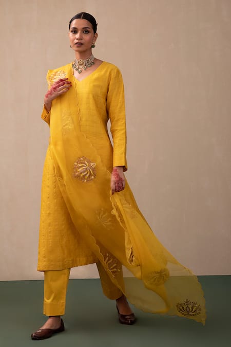 Buy_Pink City By Sarika_Yellow Silk, Chanderi, Organza Embroidery V-neck Chequered Kurta Pant Set _Online_at_Aza_Fashions