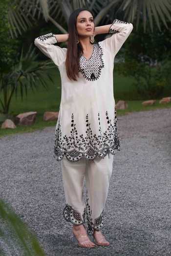 Buy_Nazar By Indu_White Cotton Embroidery V-neck Mughal Motif Kurta With Pant _Online_at_Aza_Fashions