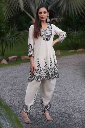Nazar By Indu_White Cotton Embroidery V-neck Mughal Motif Kurta With Pant _at_Aza_Fashions