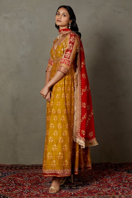 RI.Ritu Kumar Green Silk Flat Dupion Embroidered Thread Leaf Neck Sequin Anarkali Set Online at Aza Fashions RI.Ritu Kumar_Green Silk Flat Dupion Embroidered Thread Leaf Neck Sequin Anarkali Set_Online_at_Aza_Fashions