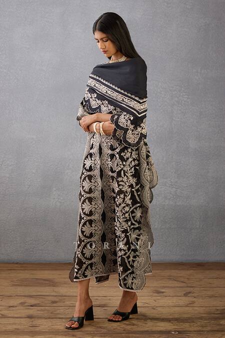 Buy Torani Black Silk Organza Embroidery V-neck Raat Rani Aqsa Kaftan Online at Aza Fashions Buy_Torani_Black Silk Organza Embroidery V-neck Raat Rani Aqsa Kaftan _Online_at_Aza_Fashions