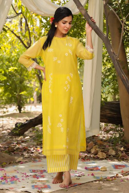 Buy_Charu Makkar_Yellow Chanderi, Cotton Embroidery, Lace Daisy Hand Painted Kurta With Pant