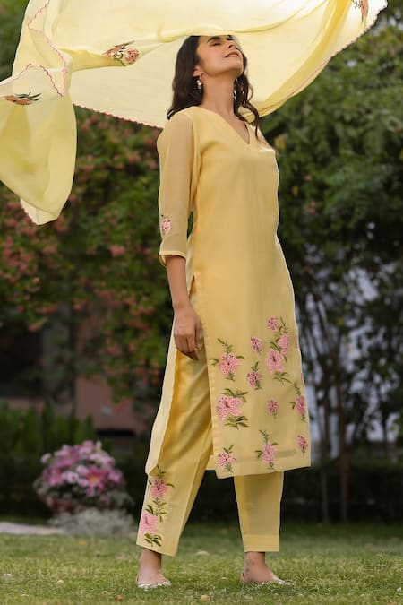 Charu Makkar_Yellow Chanderi Embroidery V-neck Rafflesia Garden Patch Work Kurta Pant Set _Online_at_Aza_Fashions