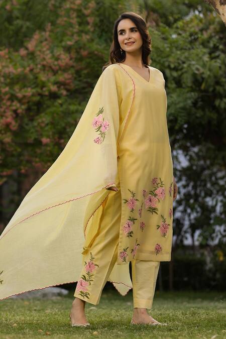 Buy_Charu Makkar_Yellow Chanderi Embroidery V-neck Rafflesia Garden Patch Work Kurta Pant Set _Online_at_Aza_Fashions