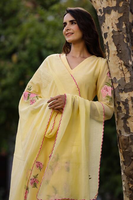 Charu Makkar_Yellow Chanderi Embroidery V-neck Rafflesia Garden Patch Work Kurta Pant Set _at_Aza_Fashions
