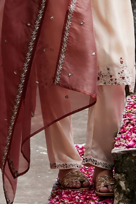Seher Jaipur Peach Muslin, Silk, Cotton, Organza Embroidery V-neck Sama Kurta Pant Set Online at Aza Fashions Seher Jaipur_Peach Muslin, Silk, Cotton, Organza Embroidery V-neck Sama Kurta Pant Set _Online_at_Aza_Fashions
