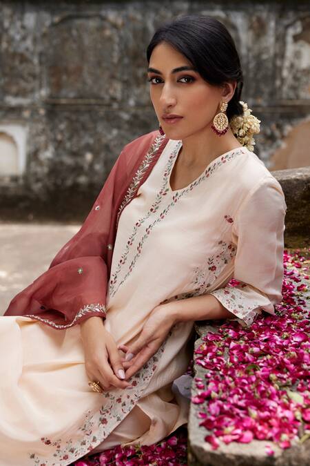 Shop Seher Jaipur Peach Muslin, Silk, Cotton, Organza Embroidery V-neck Sama Kurta Pant Set Online at Aza Fashions Shop_Seher Jaipur_Peach Muslin, Silk, Cotton, Organza Embroidery V-neck Sama Kurta Pant Set _Online_at_Aza_Fashions