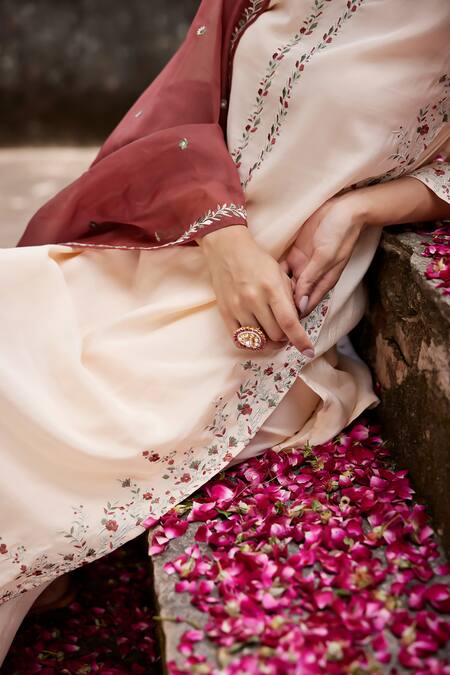 Seher Jaipur Peach Muslin, Silk, Cotton, Organza Embroidery V-neck Sama Kurta Pant Set at Aza Fashions Seher Jaipur_Peach Muslin, Silk, Cotton, Organza Embroidery V-neck Sama Kurta Pant Set _at_Aza_Fashions