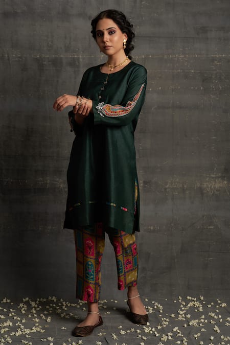 Bo tree Nayaab Embroidered Kurta & Pant Set 