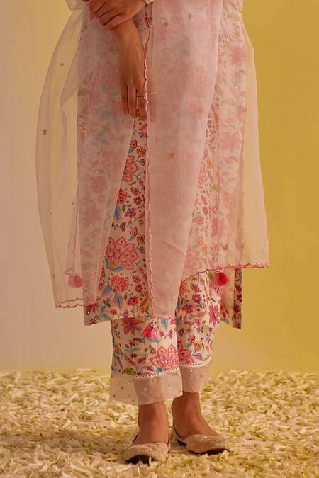 Label Mansi Nagdev Ivory Chanderi, Organza Sequins, Embroidery V-neck Floral Printed Kurta Set Online at Aza Fashions Label Mansi Nagdev_Ivory Chanderi, Organza Sequins, Embroidery V-neck Floral Printed Kurta Set _Online_at_Aza_Fashions