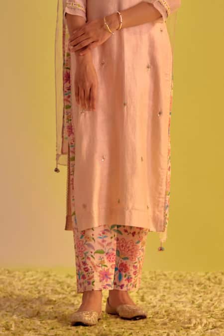 Label Mansi Nagdev Pink Chanderi Embroidery V-neck Rumi Booti Kurta Printed Trouser Set Online at Aza Fashions Label Mansi Nagdev_Pink Chanderi Embroidery V-neck Rumi Booti Kurta Printed Trouser Set _Online_at_Aza_Fashions