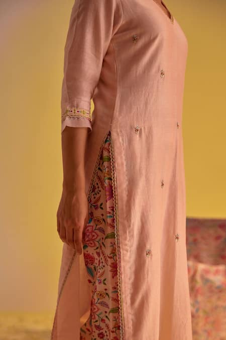 Label Mansi Nagdev Pink Chanderi Embroidery V-neck Rumi Booti Kurta Printed Trouser Set at Aza Fashions Label Mansi Nagdev_Pink Chanderi Embroidery V-neck Rumi Booti Kurta Printed Trouser Set _at_Aza_Fashions