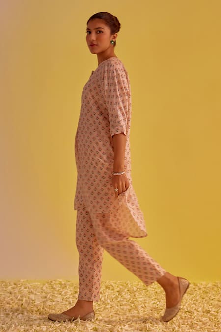 Buy_Label Mansi Nagdev_Pink Chanderi Embroidery Round Neck Zainab Digital Print Kurta Pant Set 