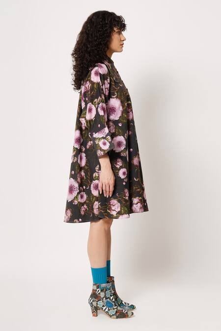 Two Point Two Green 100% Cotton Poplin Digital Printed Goth Mamaro Kaftan Dress at Aza Fashions Two Point Two_Green 100% Cotton Poplin Digital Printed Goth Mamaro Kaftan Dress _at_Aza_Fashions