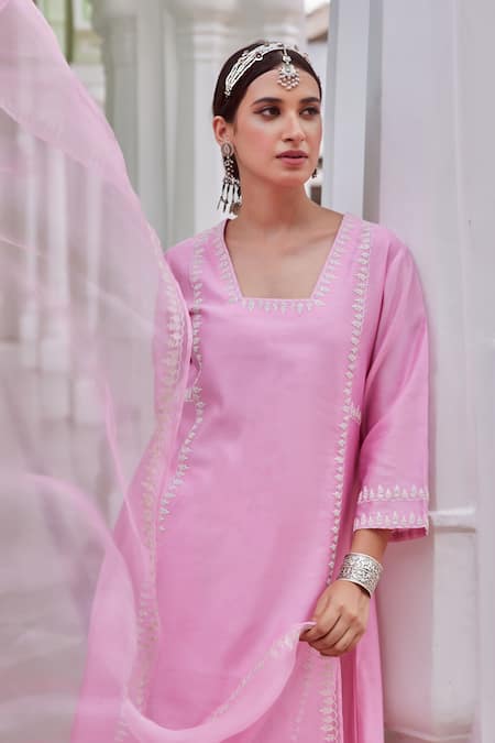 Charu Makkar Pink Chanderi Silk Embroidery Square Neck Floral Kurta Set at Aza Fashions Charu Makkar_Pink Chanderi Silk Embroidery Square Neck Floral Kurta Set _at_Aza_Fashions