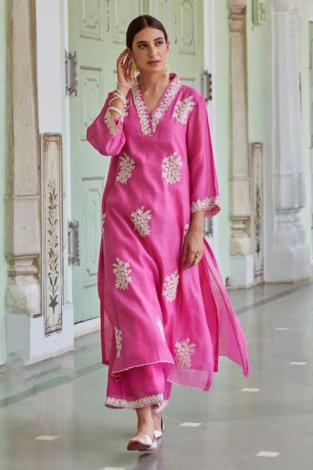 Charu Makkar_Fuchsia Cotton, Chanderi Embroidery V-neck Floral Kurta And Palazzo Set _Online_at_Aza_Fashions