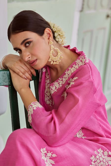 Charu Makkar_Fuchsia Cotton, Chanderi Embroidery V-neck Floral Kurta And Palazzo Set _at_Aza_Fashions