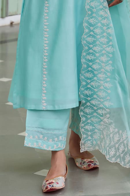 Charu Makkar_Blue Chanderi Silk Embroidery V-neck Floral Kurta And Palazzo Set _Online_at_Aza_Fashions