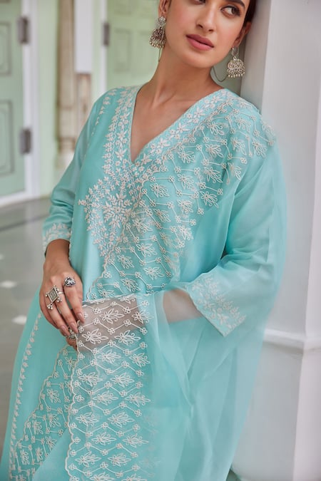 Charu Makkar_Blue Chanderi Silk Embroidery V-neck Floral Kurta And Palazzo Set _at_Aza_Fashions
