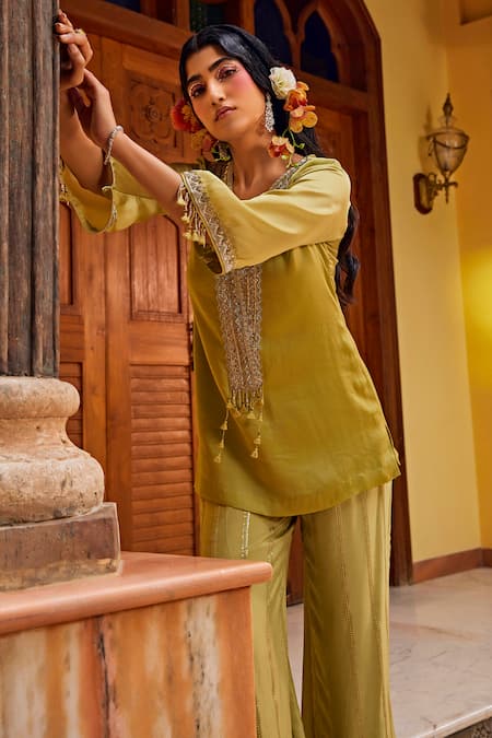 1999ad By Amita & Deepak_Green Organza Tassels, Embroidery, Sequins V-neck Placket Kurta With Pant _Online_at_Aza_Fashions