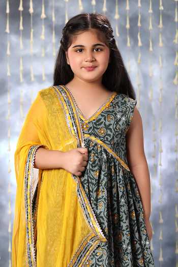 Shop Littlecheer Grey Cotton, Chiffon Gota Patti Jaipuri Lily Garden Print Anarkali Pant Set Online at Aza Fashions Shop_Littlecheer_Grey Cotton, Chiffon Gota Patti Jaipuri Lily Garden Print Anarkali Pant Set _Online_at_Aza_Fashions