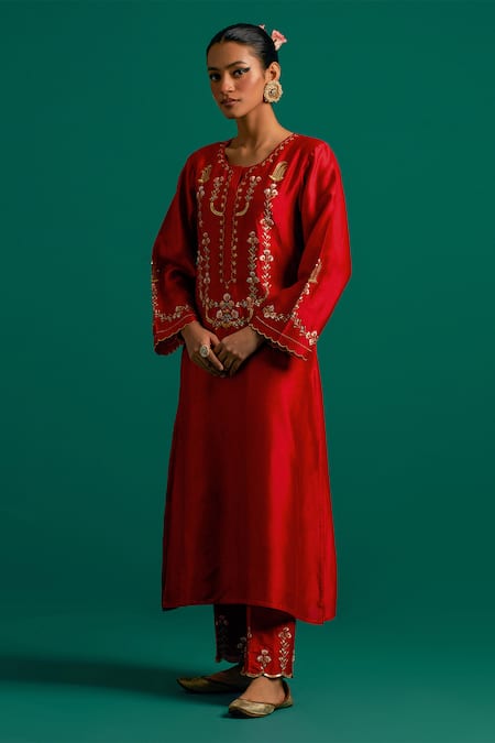 Anantaa By Roohi_Red Silk, Chanderi Embroidery Round Neck Floral Placement Kurta With Pant _at_Aza_Fashions