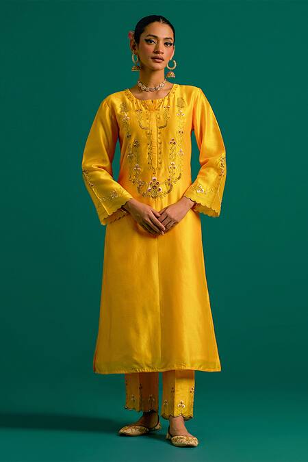 Anantaa By Roohi_Yellow Silk, Chanderi Embroidery, Sequins Round Placed Thread Kurta Pant Set _at_Aza_Fashions