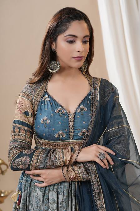 Buy_Bairaas_Blue Organza Embroidery V-neck Flower Pattern Anarkali With Dupatta