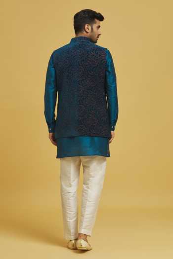 Rng Safawala Thread Embroidered Bundi & Kurta Set 